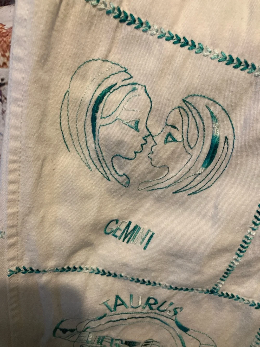 Urban Outfitters Cream Capris with Teal Graphic Print - Picture 11 of 11